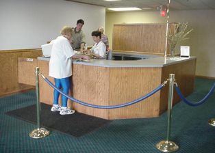 frontdesk1.jpg (13470 bytes)